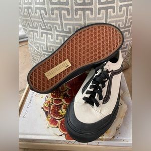 BRAND NEW VANS SKATE SHOES.